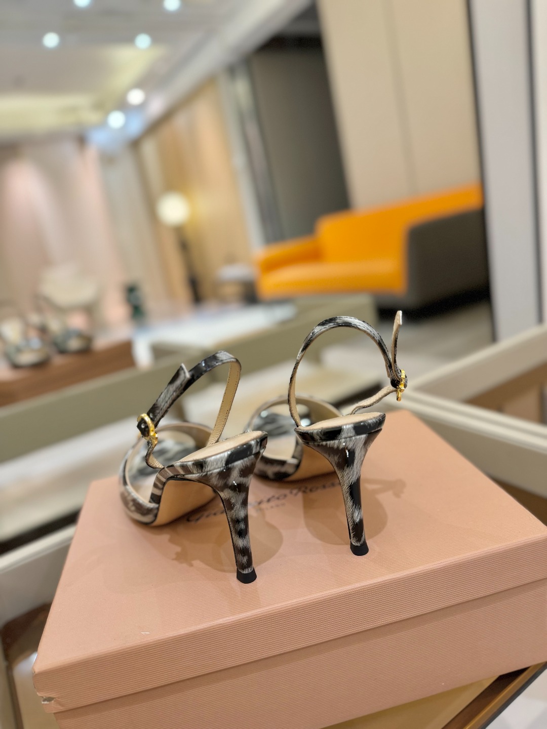 
gianvito rossi 
👠2025新款凉鞋
顶级版本
代购品质
🐆✨这双尖头高跟凉鞋，把野性与