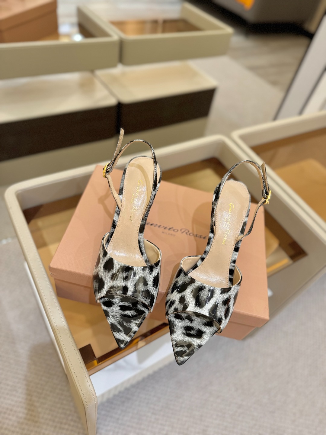 
gianvito rossi 
👠2025新款凉鞋
顶级版本
代购品质
🐆✨这双尖头高跟凉鞋，把野性与