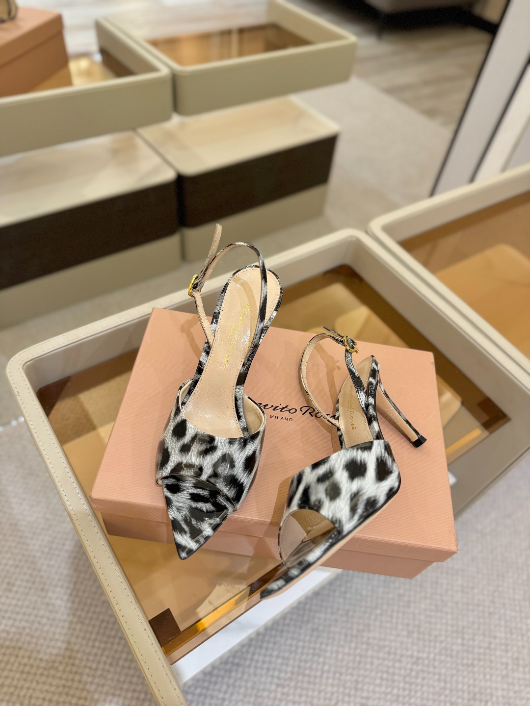 
gianvito rossi 
👠2025新款凉鞋
顶级版本
代购品质
🐆✨这双尖头高跟凉鞋，把野性与