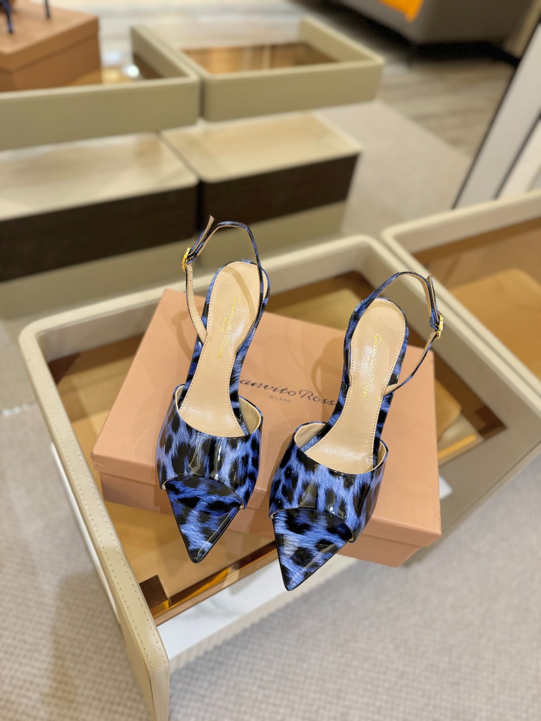 
gianvito rossi 
👠2025新款凉鞋
顶级版本
代购品质
🐆✨这双尖头高跟凉鞋，把野性与