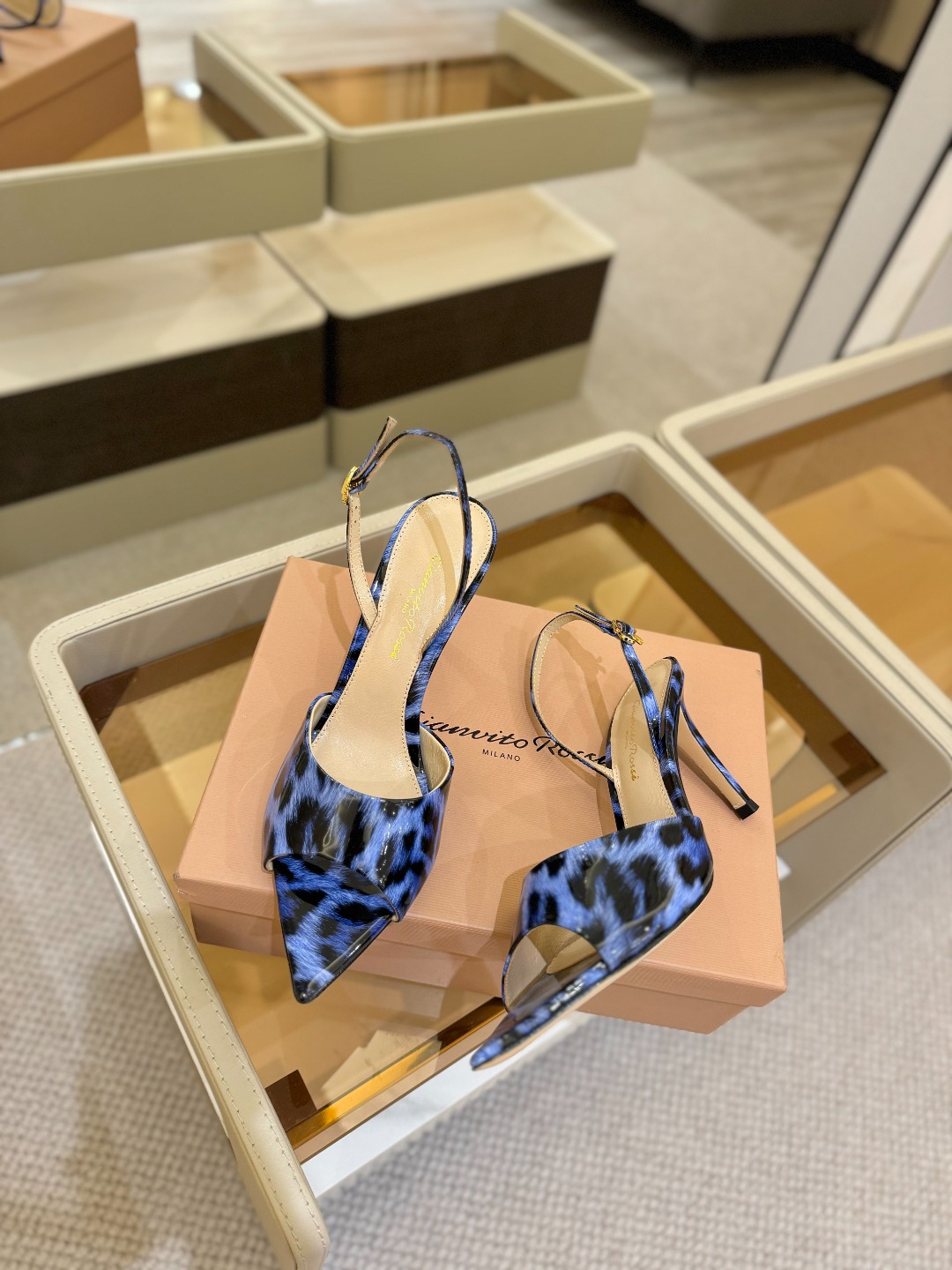 
gianvito rossi 
👠2025新款凉鞋
顶级版本
代购品质
🐆✨这双尖头高跟凉鞋，把野性与