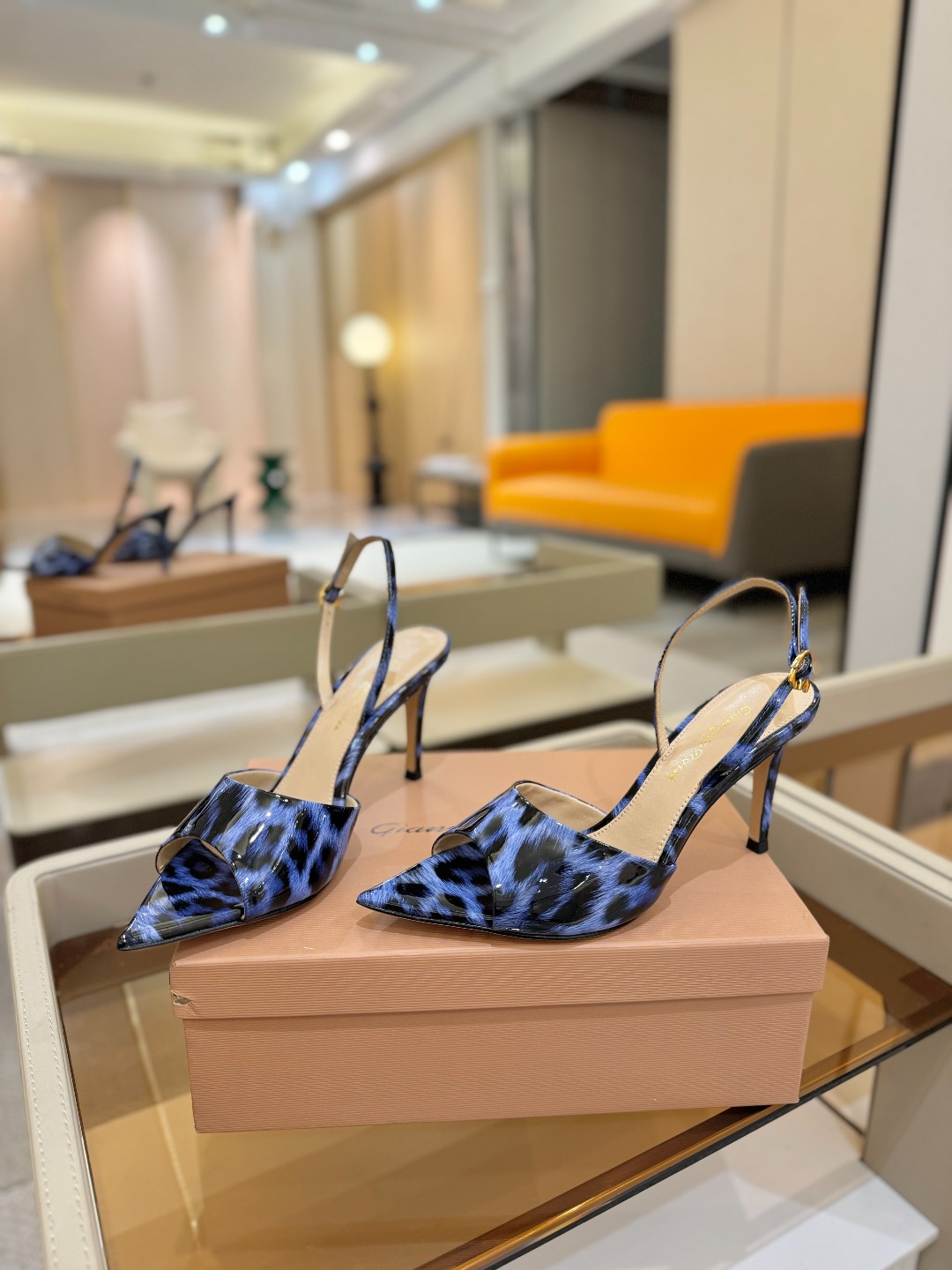 
gianvito rossi 
👠2025新款凉鞋
顶级版本
代购品质
🐆✨这双尖头高跟凉鞋，把野性与