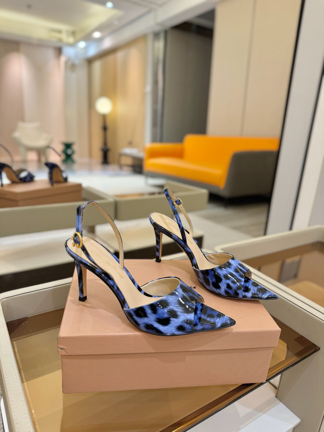 
gianvito rossi 
👠2025新款凉鞋
顶级版本
代购品质
🐆✨这双尖头高跟凉鞋，把野性与