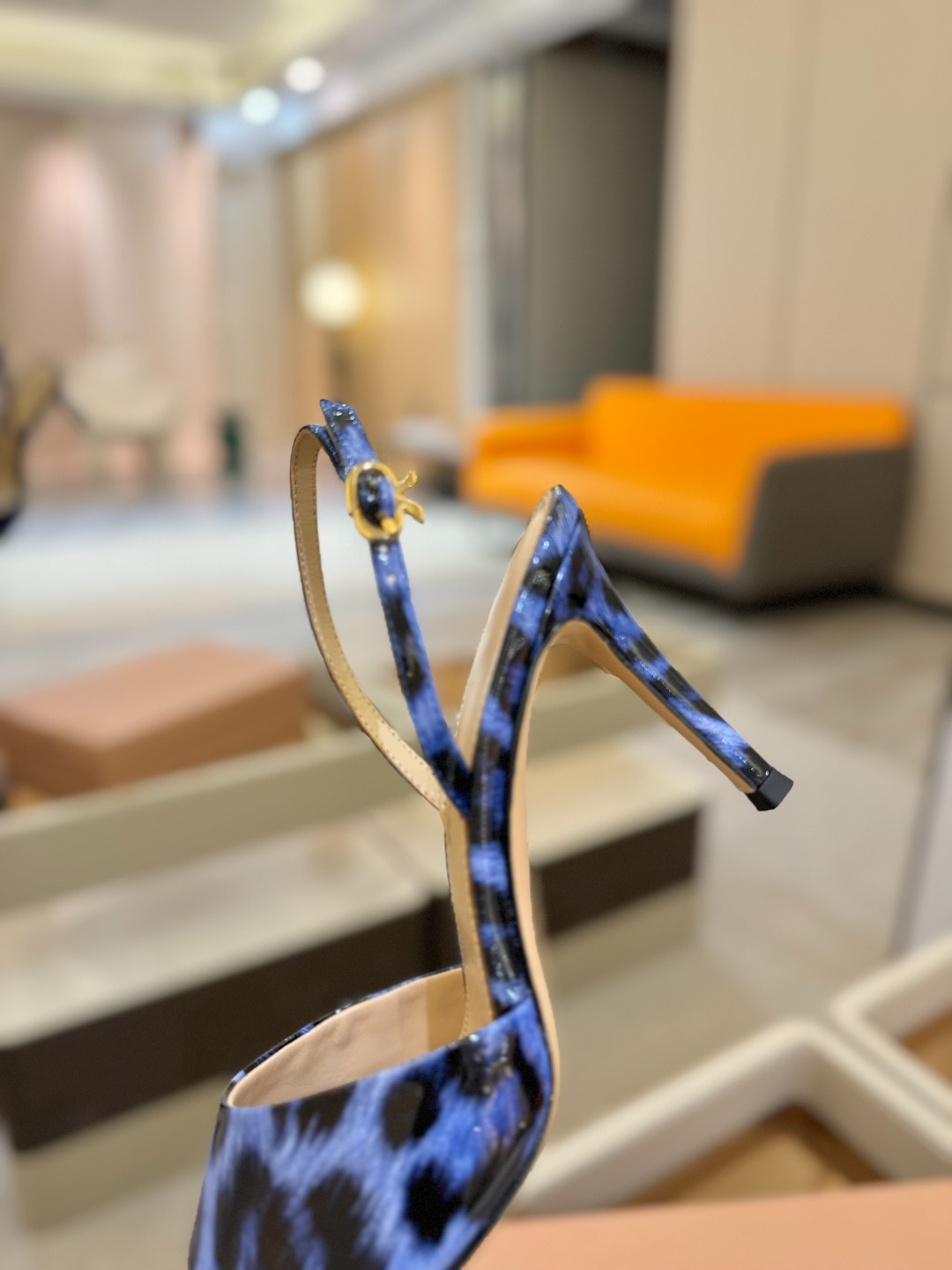 
gianvito rossi 
👠2025新款凉鞋
顶级版本
代购品质
🐆✨这双尖头高跟凉鞋，把野性与