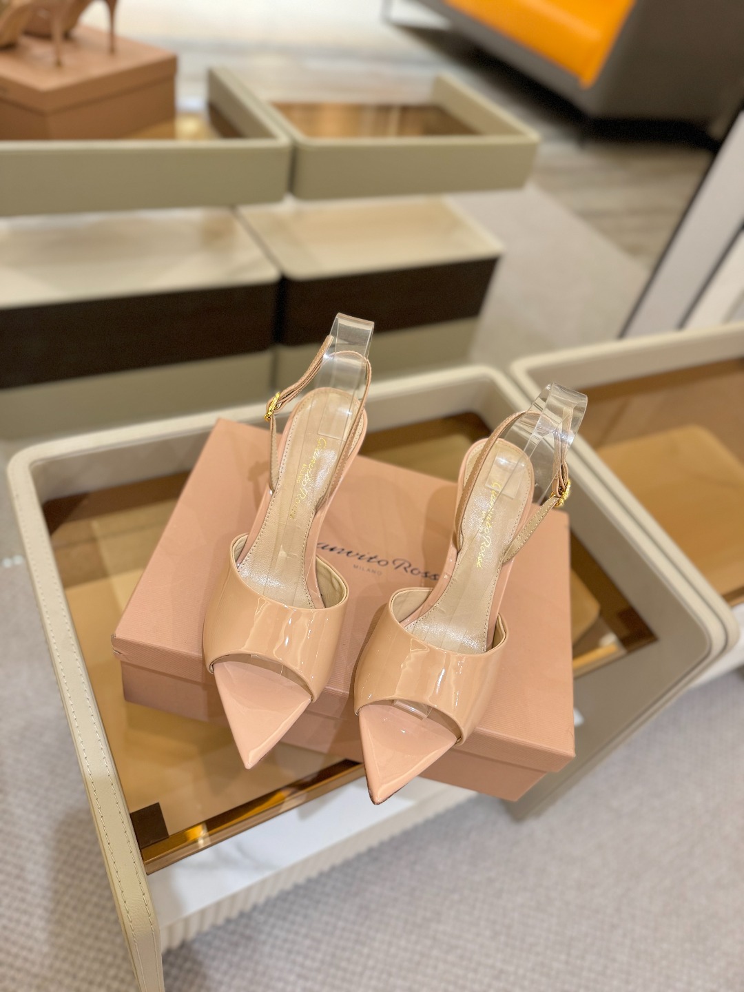 
gianvito rossi 
👠2025新款凉鞋
顶级版本
代购品质
🐆✨这双尖头高跟凉鞋，把野性与