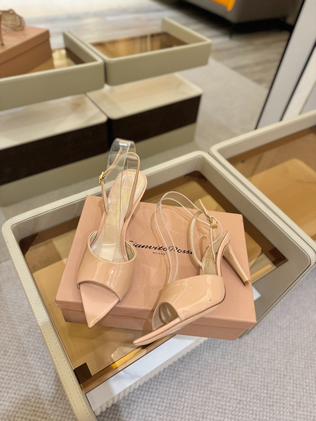 
gianvito rossi 
👠2025新款凉鞋
顶级版本
代购品质
🐆✨这双尖头高跟凉鞋，把野性与