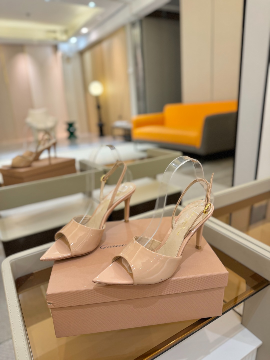 
gianvito rossi 
👠2025新款凉鞋
顶级版本
代购品质
🐆✨这双尖头高跟凉鞋，把野性与