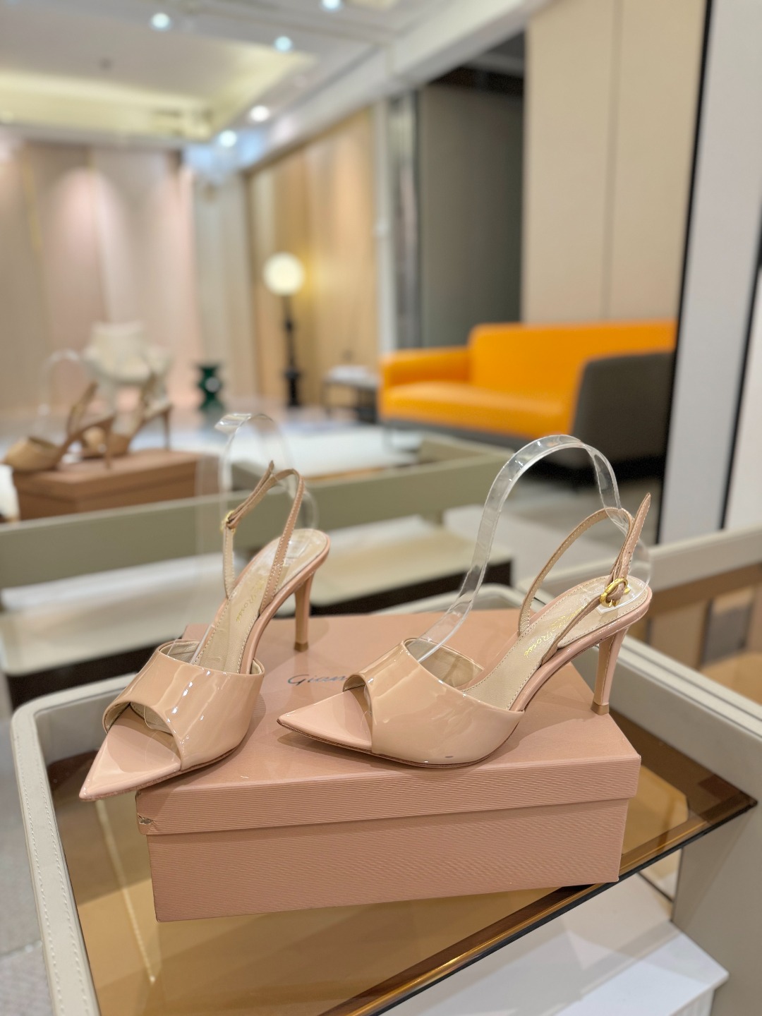
gianvito rossi 
👠2025新款凉鞋
顶级版本
代购品质
🐆✨这双尖头高跟凉鞋，把野性与