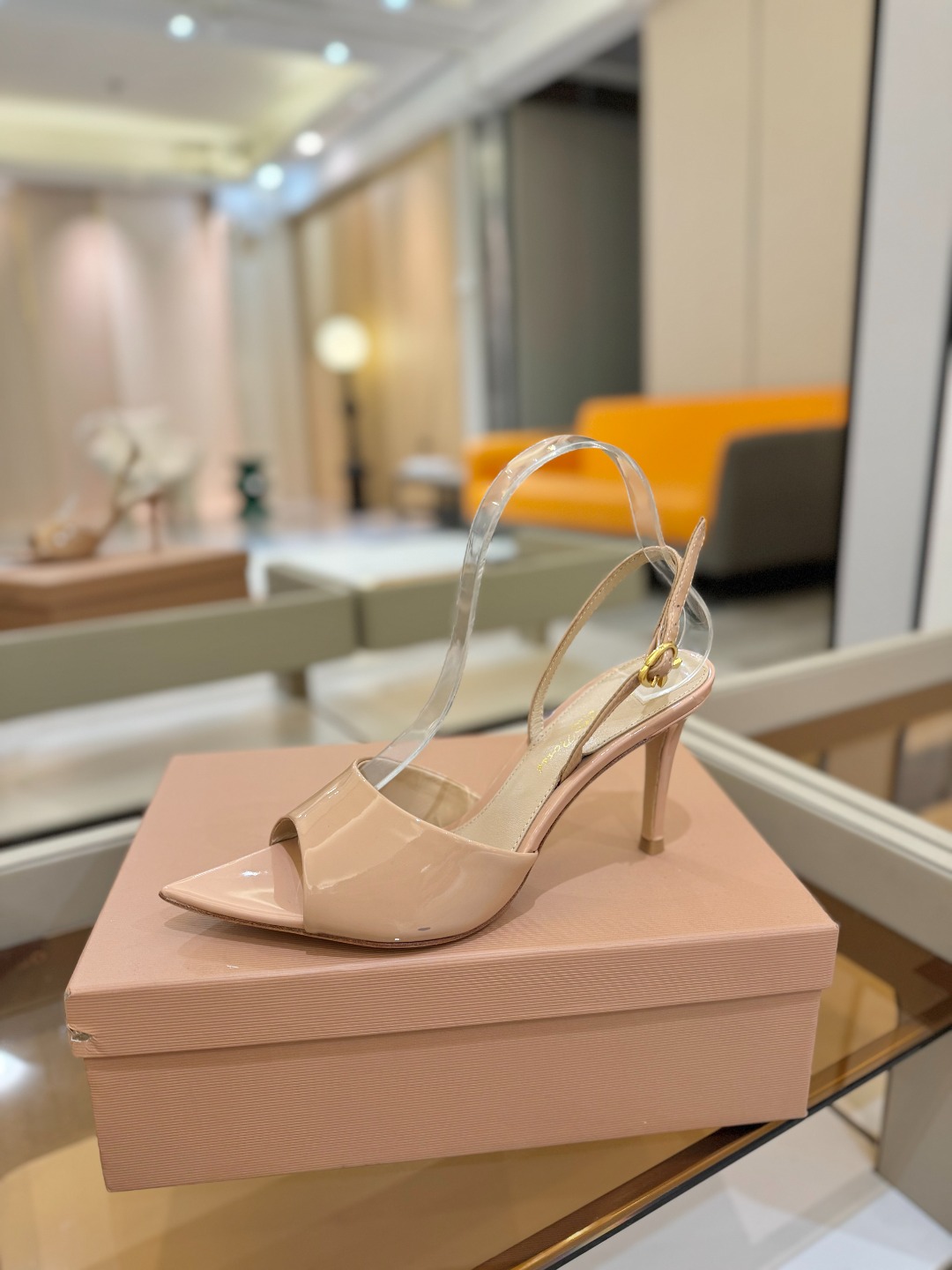 
gianvito rossi 
👠2025新款凉鞋
顶级版本
代购品质
🐆✨这双尖头高跟凉鞋，把野性与