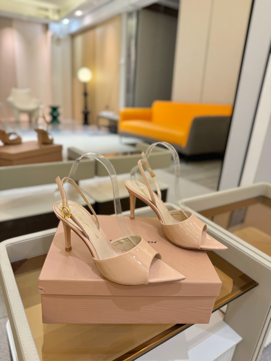 
gianvito rossi 
👠2025新款凉鞋
顶级版本
代购品质
🐆✨这双尖头高跟凉鞋，把野性与