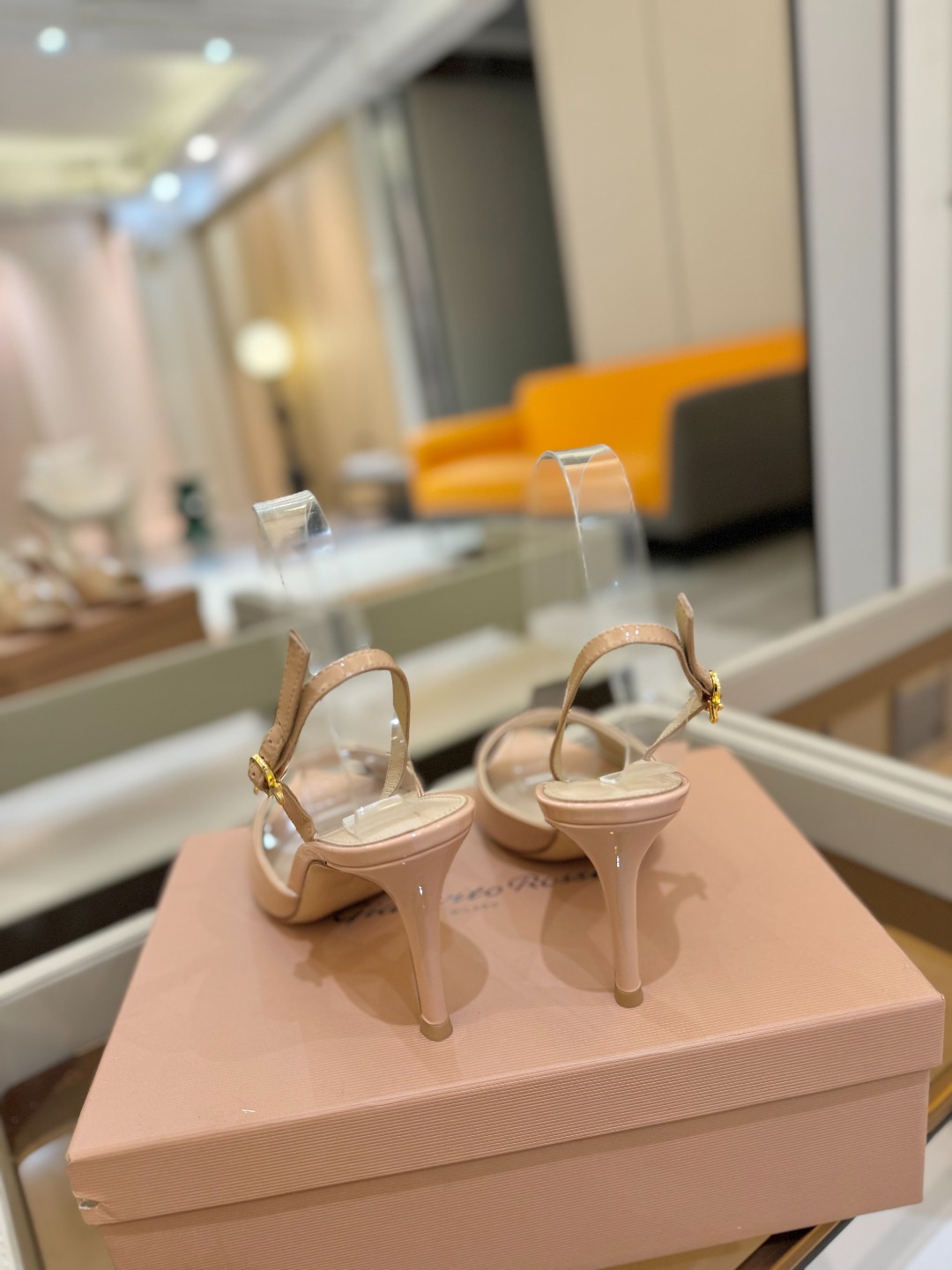 
gianvito rossi 
👠2025新款凉鞋
顶级版本
代购品质
🐆✨这双尖头高跟凉鞋，把野性与