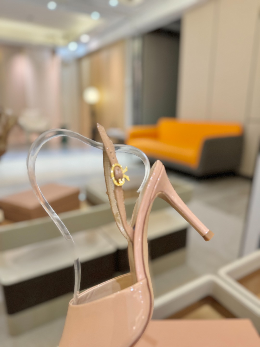 
gianvito rossi 
👠2025新款凉鞋
顶级版本
代购品质
🐆✨这双尖头高跟凉鞋，把野性与