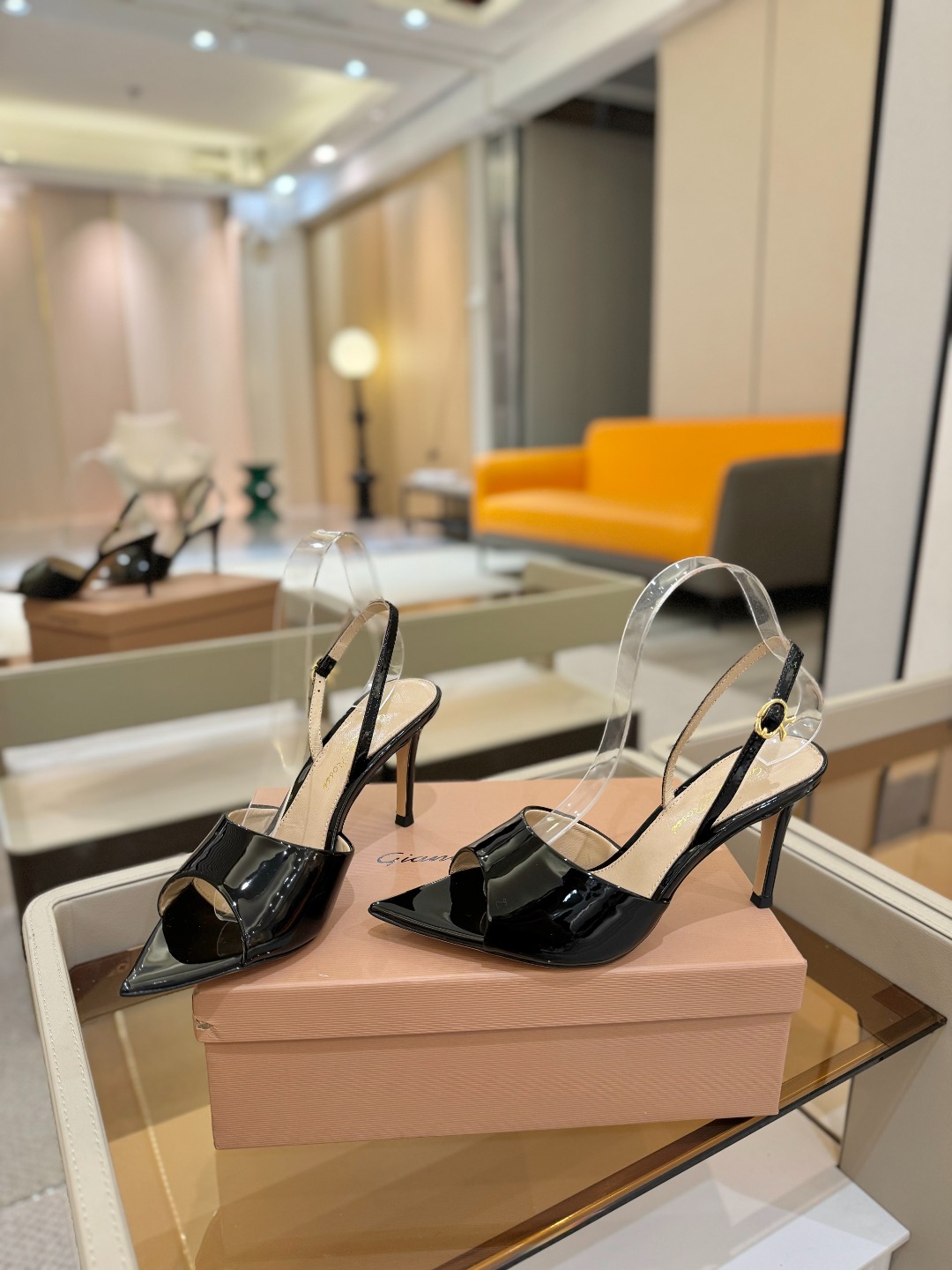 
gianvito rossi 
👠2025新款凉鞋
顶级版本
代购品质
🐆✨这双尖头高跟凉鞋，把野性与