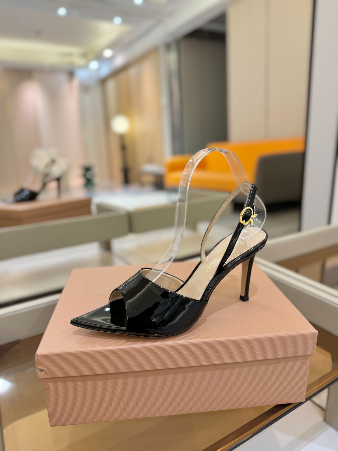 
gianvito rossi 
👠2025新款凉鞋
顶级版本
代购品质
🐆✨这双尖头高跟凉鞋，把野性与