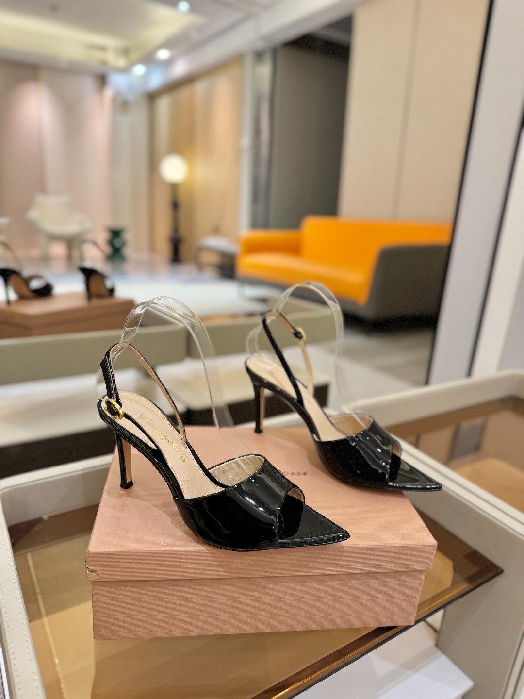 
gianvito rossi 
👠2025新款凉鞋
顶级版本
代购品质
🐆✨这双尖头高跟凉鞋，把野性与