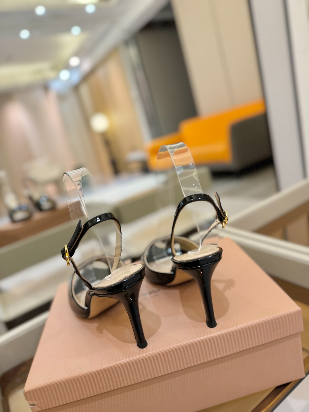 
gianvito rossi 
👠2025新款凉鞋
顶级版本
代购品质
🐆✨这双尖头高跟凉鞋，把野性与