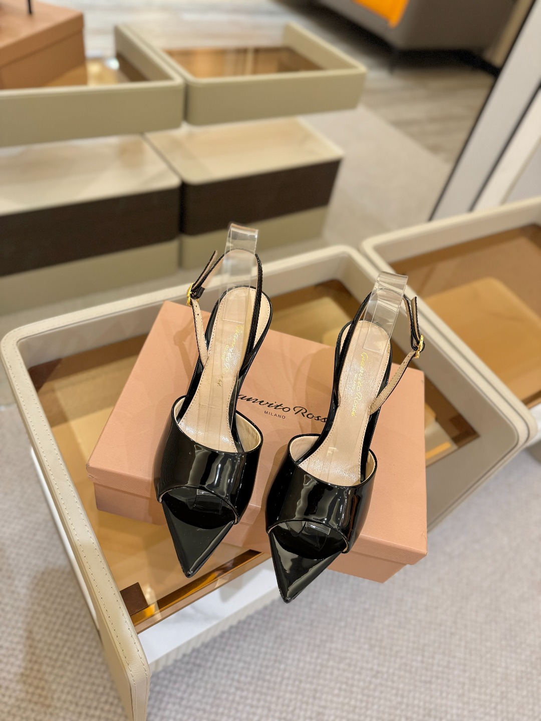 
gianvito rossi 
👠2025新款凉鞋
顶级版本
代购品质
🐆✨这双尖头高跟凉鞋，把野性与