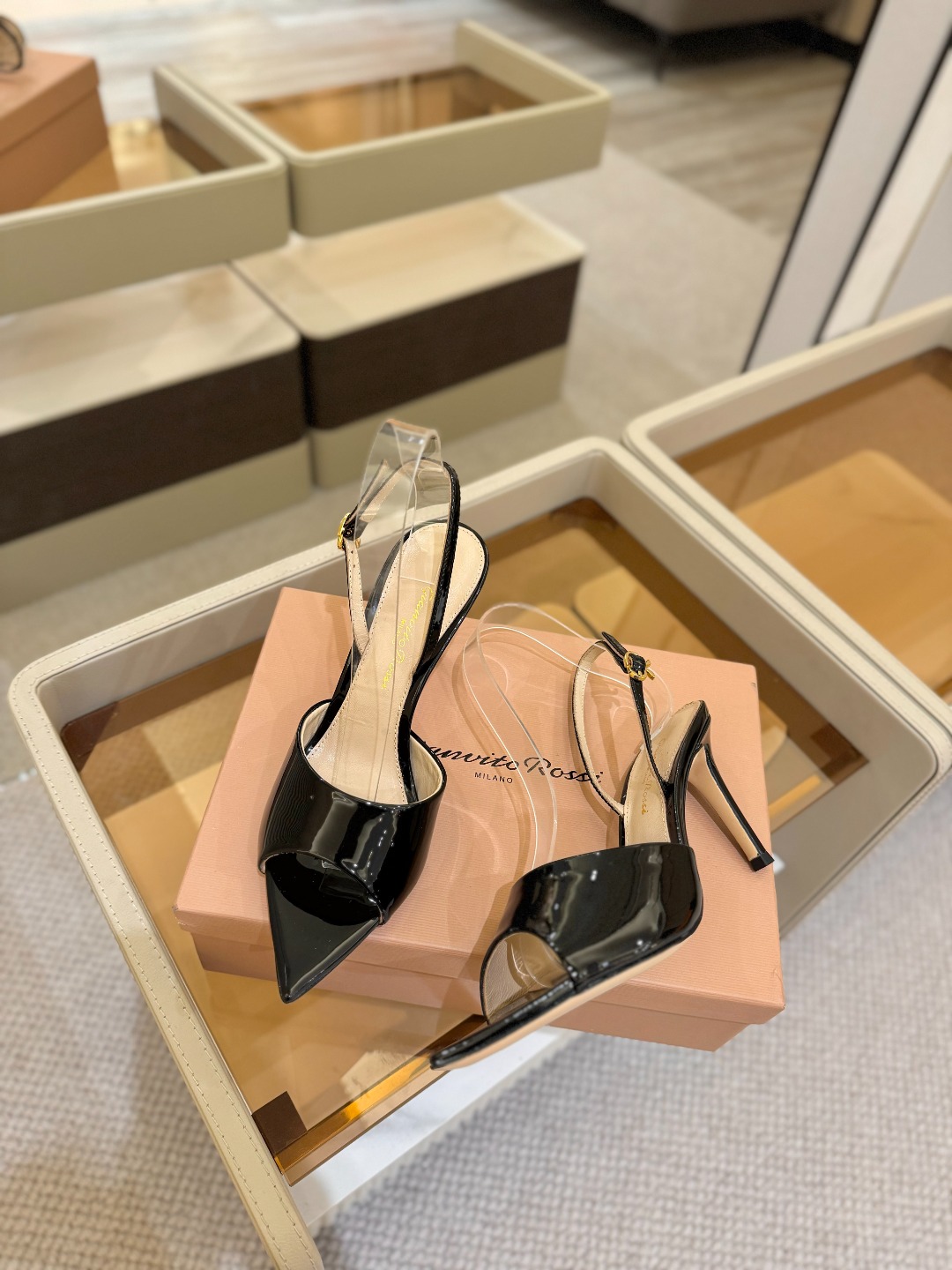 
gianvito rossi 
👠2025新款凉鞋
顶级版本
代购品质
🐆✨这双尖头高跟凉鞋，把野性与