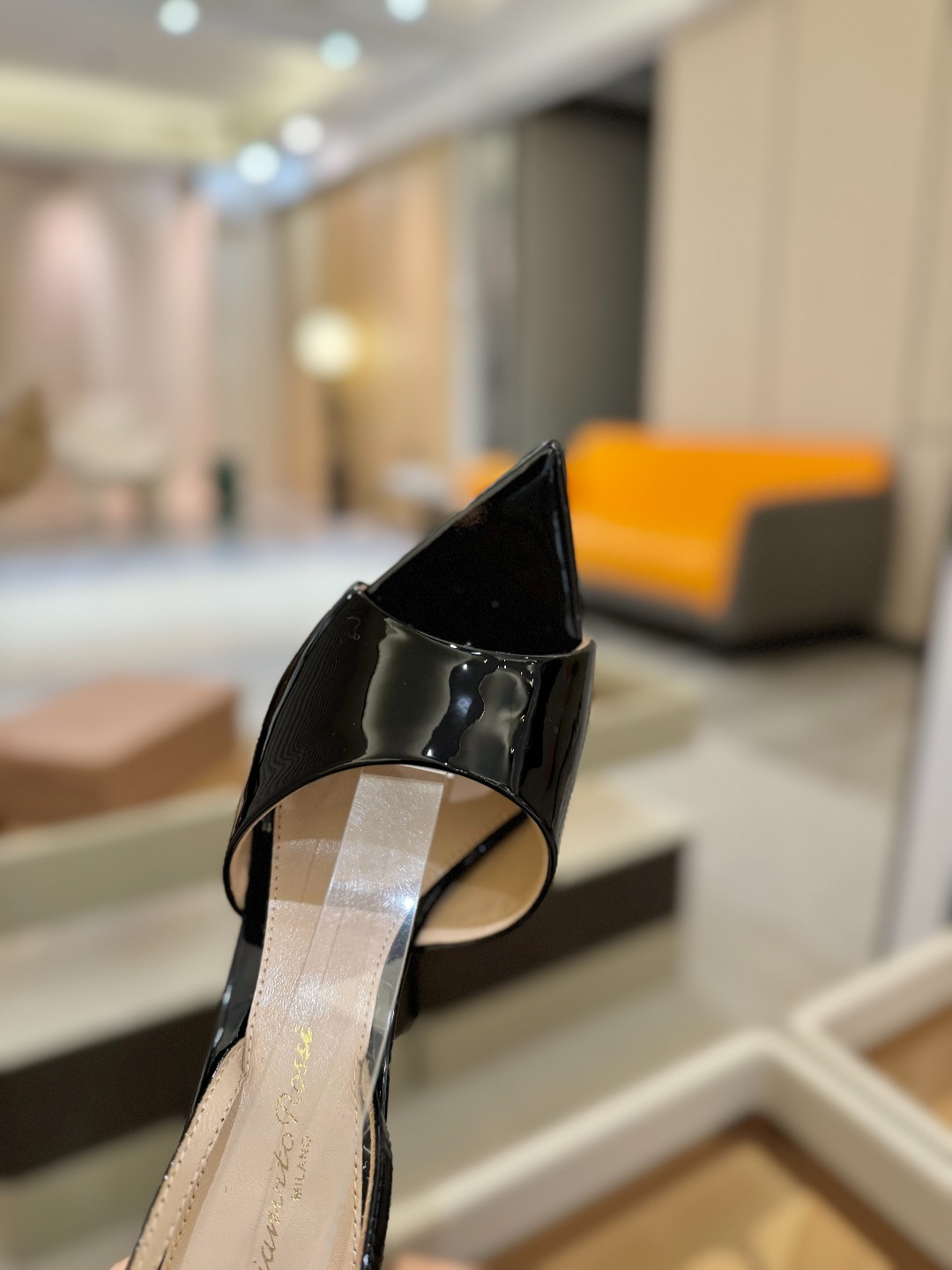 
gianvito rossi 
👠2025新款凉鞋
顶级版本
代购品质
🐆✨这双尖头高跟凉鞋，把野性与