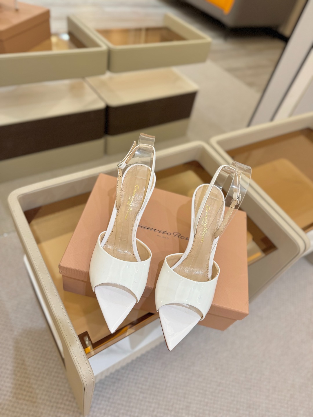 
gianvito rossi 
👠2025新款凉鞋
顶级版本
代购品质
🐆✨这双尖头高跟凉鞋，把野性与