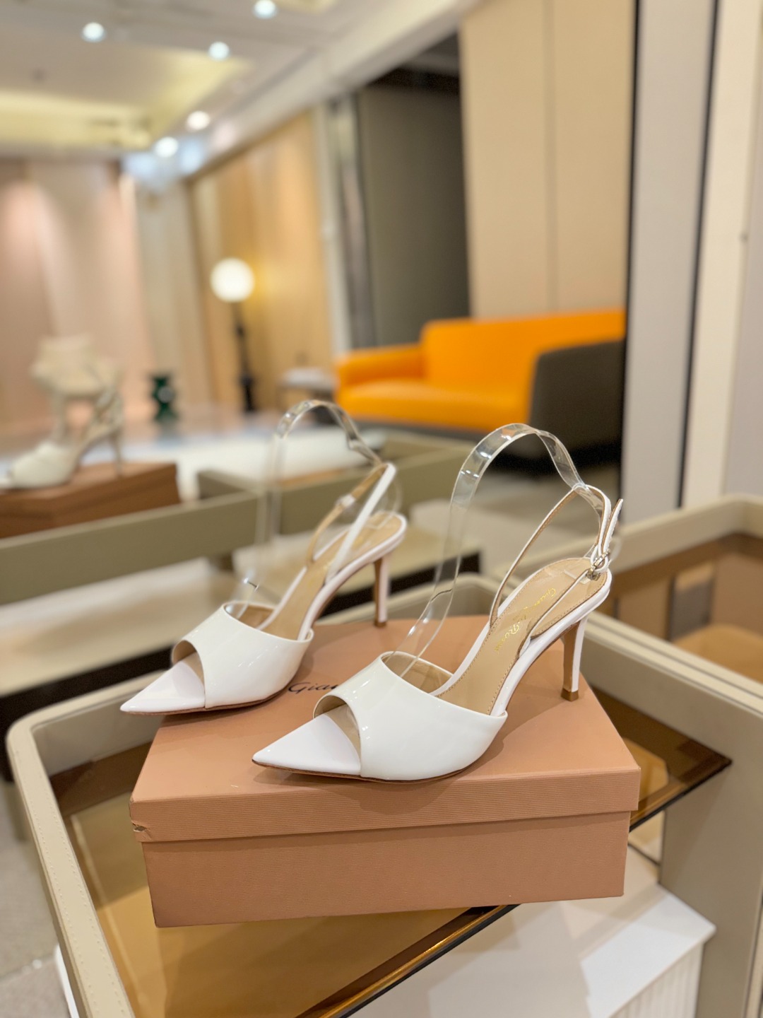 
gianvito rossi 
👠2025新款凉鞋
顶级版本
代购品质
🐆✨这双尖头高跟凉鞋，把野性与