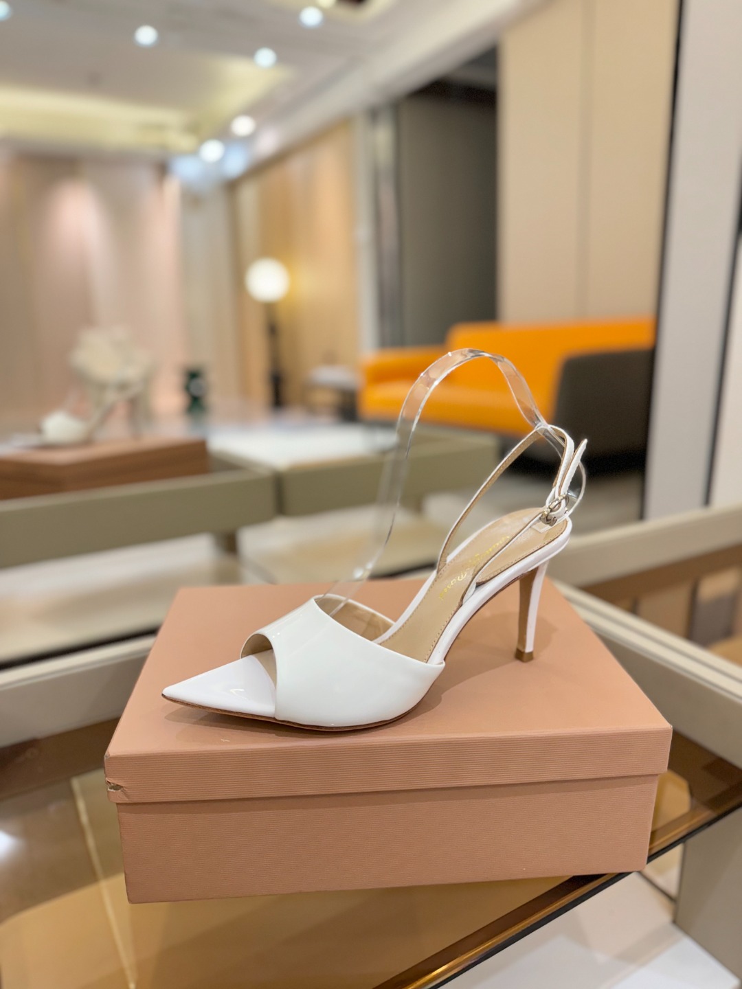 
gianvito rossi 
👠2025新款凉鞋
顶级版本
代购品质
🐆✨这双尖头高跟凉鞋，把野性与