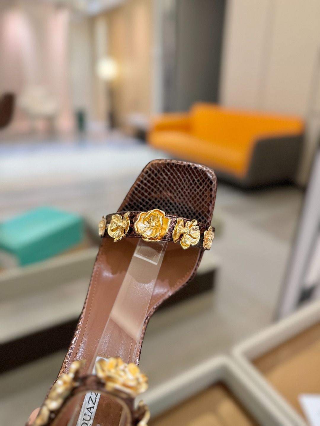 
  𝘼𝙦𝙪𝙖𝙯𝙯𝙪𝙧* 菠萝🍍
   新款 时尚凉鞋  
ʚɞ  我想创造出完美的派对鞋，让每个女人都