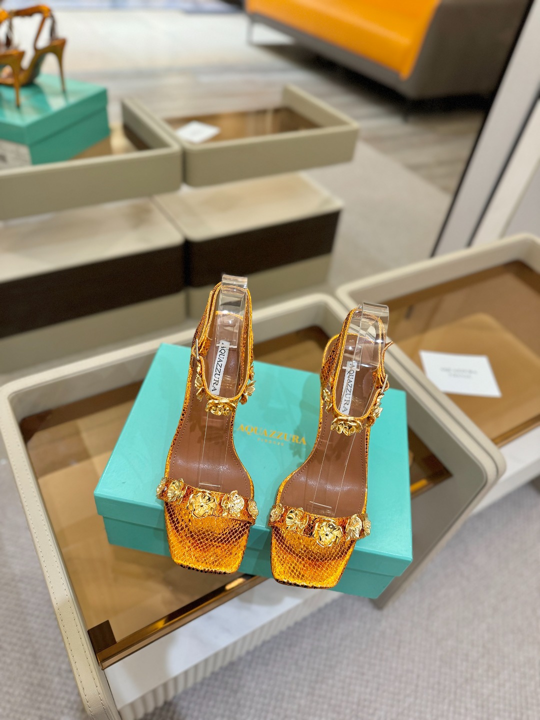 
  𝘼𝙦𝙪𝙖𝙯𝙯𝙪𝙧* 菠萝🍍
   新款 时尚凉鞋  
ʚɞ  我想创造出完美的派对鞋，让每个女人都