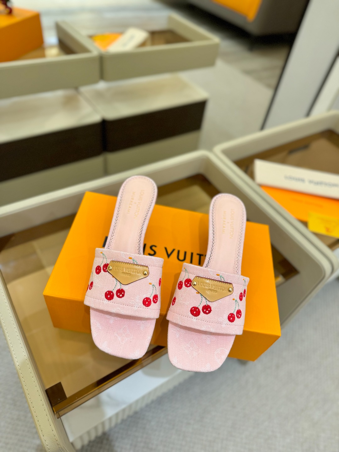 Louis Vuitton 2025 款官网系列！完美楦型、新元素樱桃电绣装饰更显优雅气质、上脚舒适好看