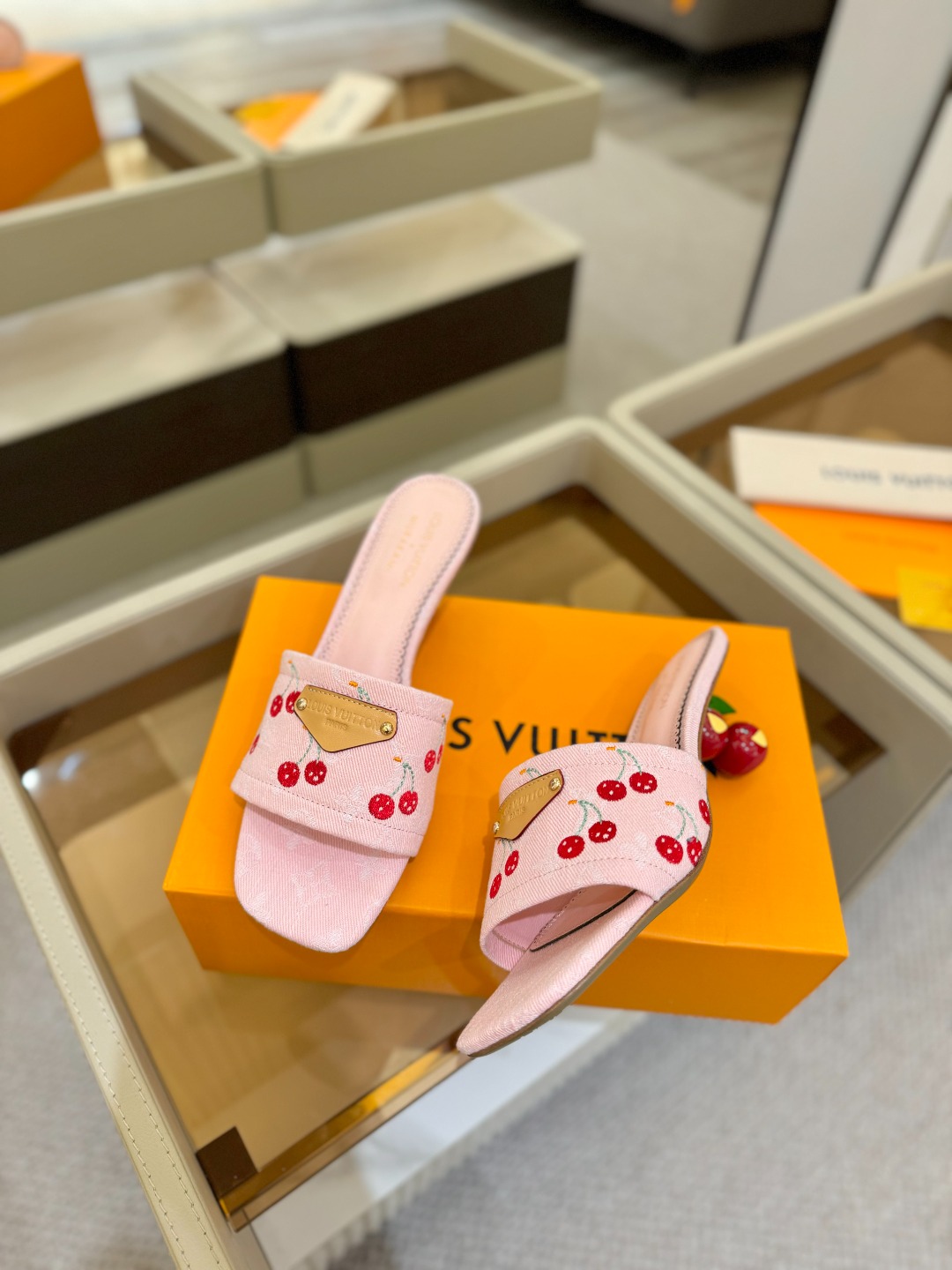 Louis Vuitton 2025 款官网系列！完美楦型、新元素樱桃电绣装饰更显优雅气质、上脚舒适好看