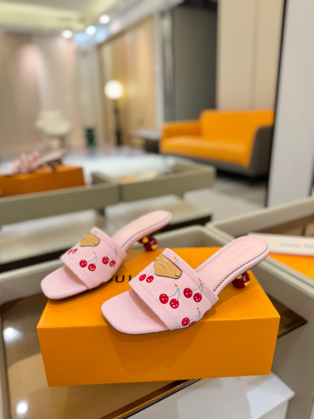 Louis Vuitton 2025 款官网系列！完美楦型、新元素樱桃电绣装饰更显优雅气质、上脚舒适好看