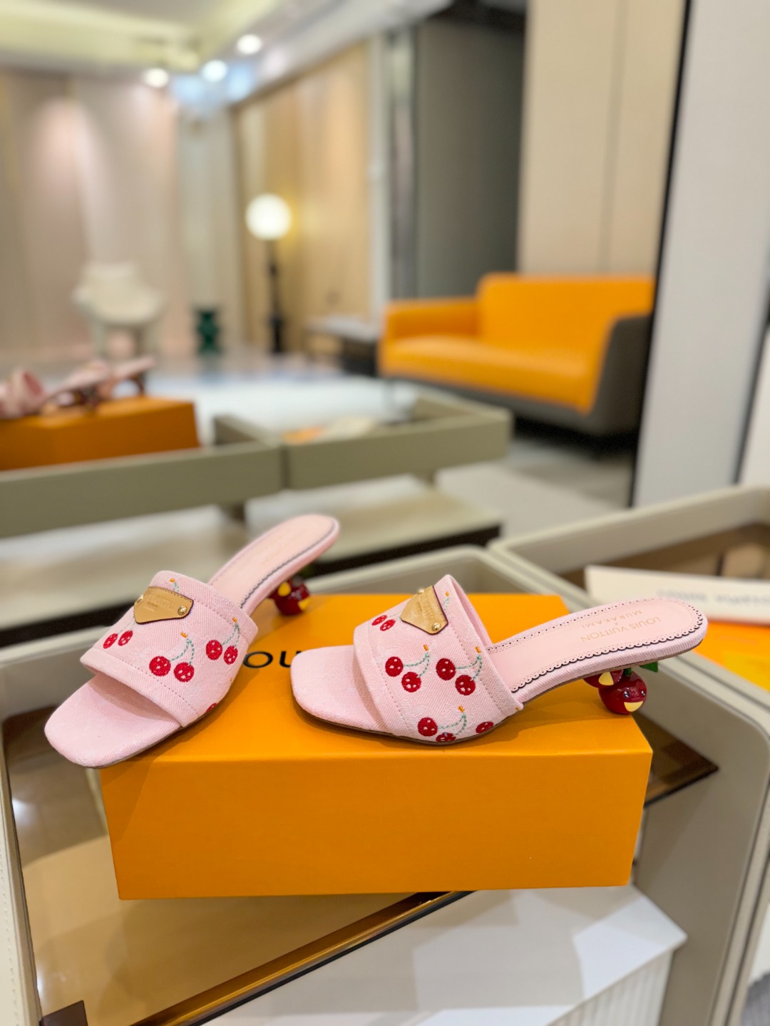 Louis Vuitton 2025 款官网系列！完美楦型、新元素樱桃电绣装饰更显优雅气质、上脚舒适好看