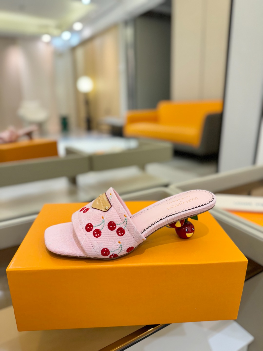 Louis Vuitton 2025 款官网系列！完美楦型、新元素樱桃电绣装饰更显优雅气质、上脚舒适好看