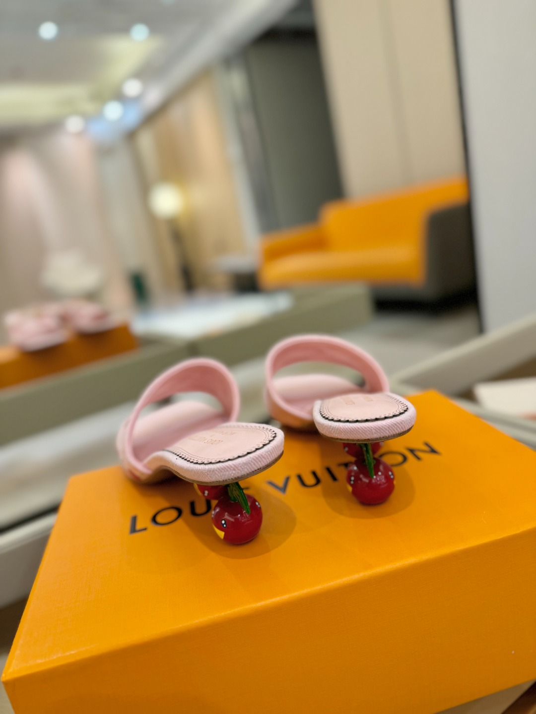 Louis Vuitton 2025 款官网系列！完美楦型、新元素樱桃电绣装饰更显优雅气质、上脚舒适好看