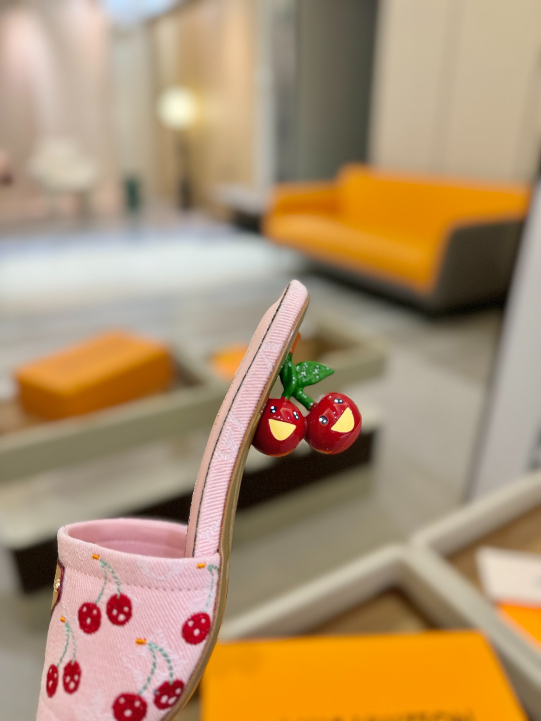 Louis Vuitton 2025 款官网系列！完美楦型、新元素樱桃电绣装饰更显优雅气质、上脚舒适好看