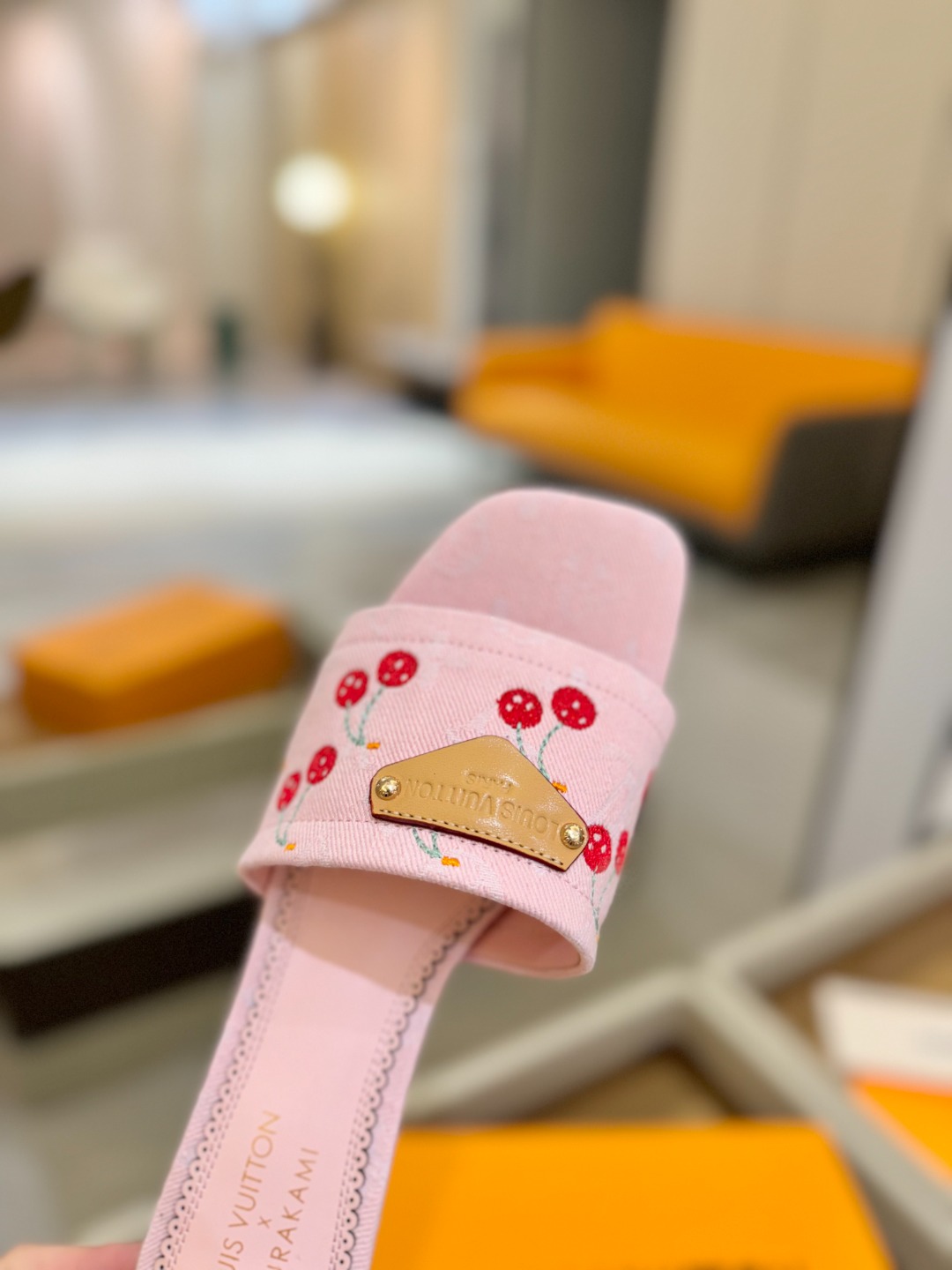 Louis Vuitton 2025 款官网系列！完美楦型、新元素樱桃电绣装饰更显优雅气质、上脚舒适好看