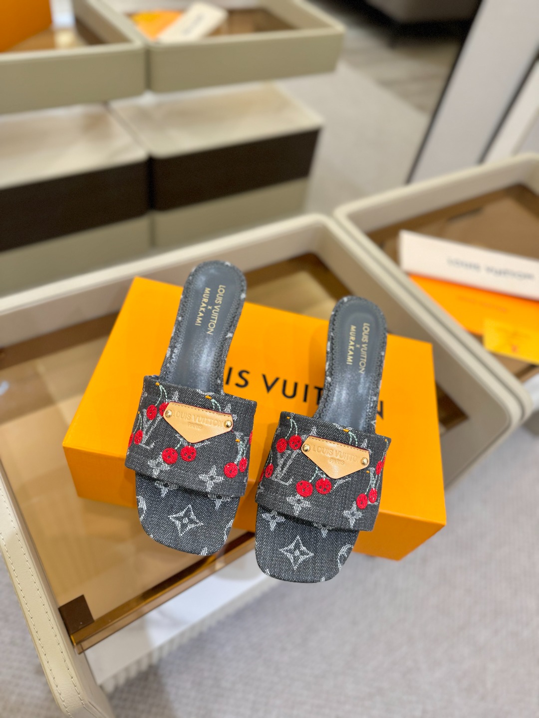 Louis Vuitton 2025 款官网系列！完美楦型、新元素樱桃电绣装饰更显优雅气质、上脚舒适好看