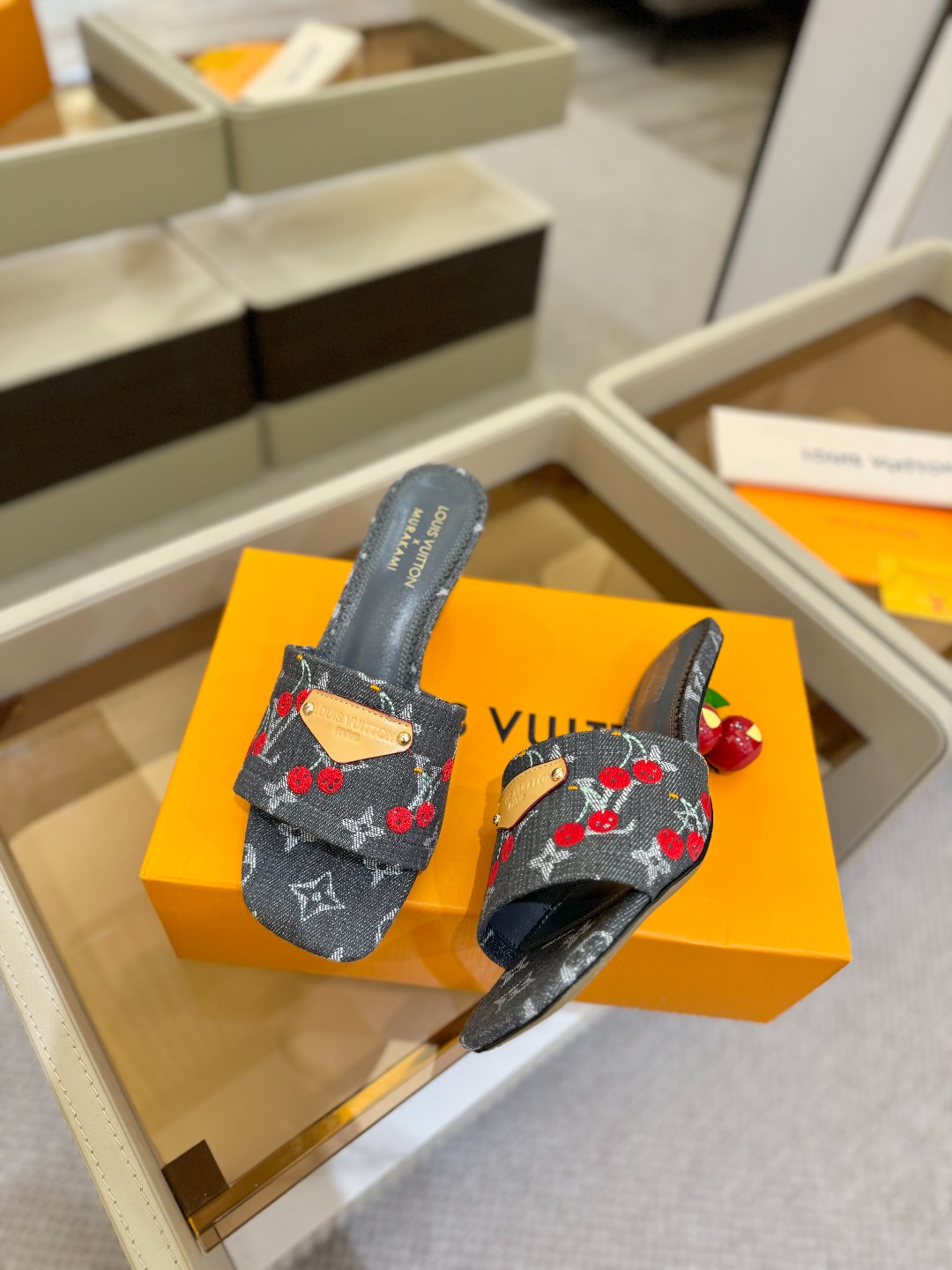 Louis Vuitton 2025 款官网系列！完美楦型、新元素樱桃电绣装饰更显优雅气质、上脚舒适好看