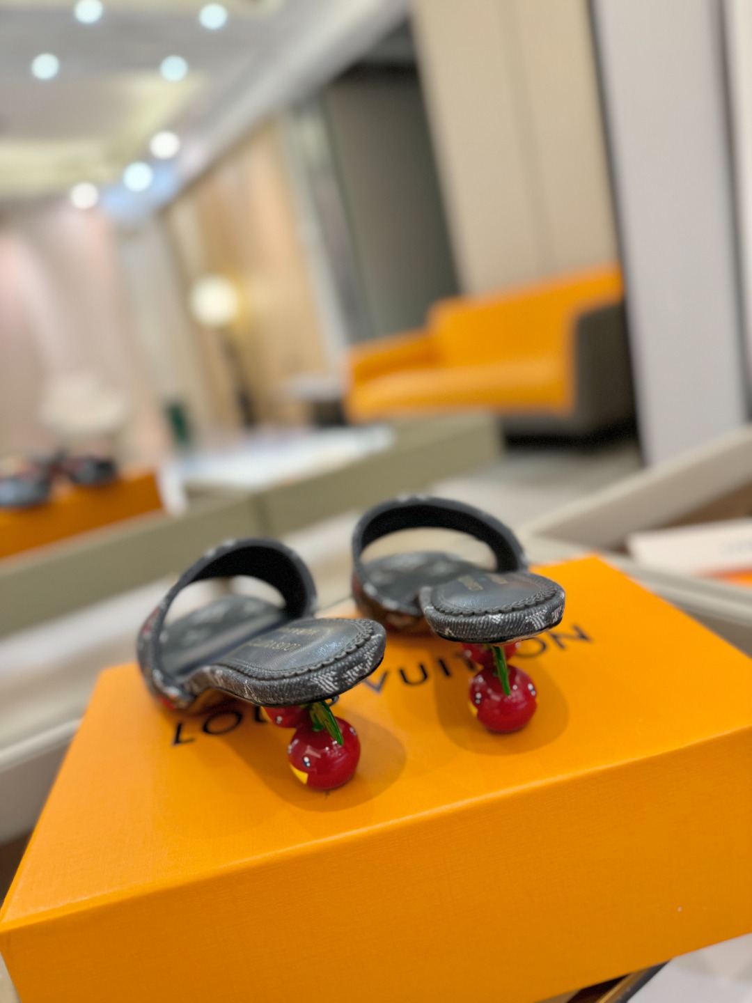 Louis Vuitton 2025 款官网系列！完美楦型、新元素樱桃电绣装饰更显优雅气质、上脚舒适好看