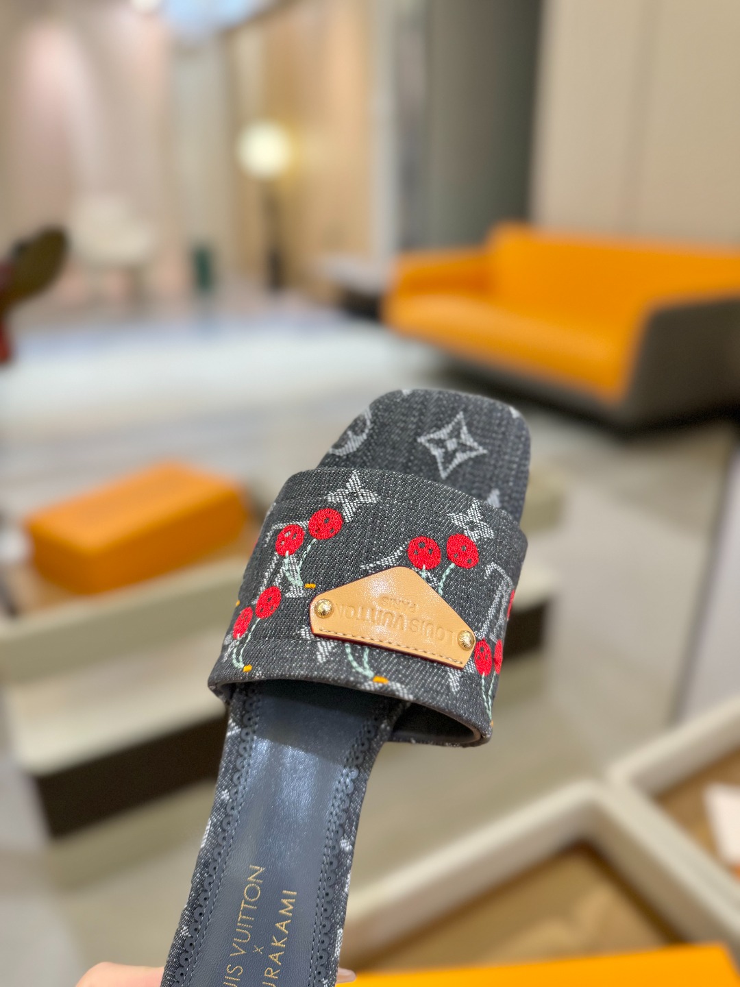 Louis Vuitton 2025 款官网系列！完美楦型、新元素樱桃电绣装饰更显优雅气质、上脚舒适好看