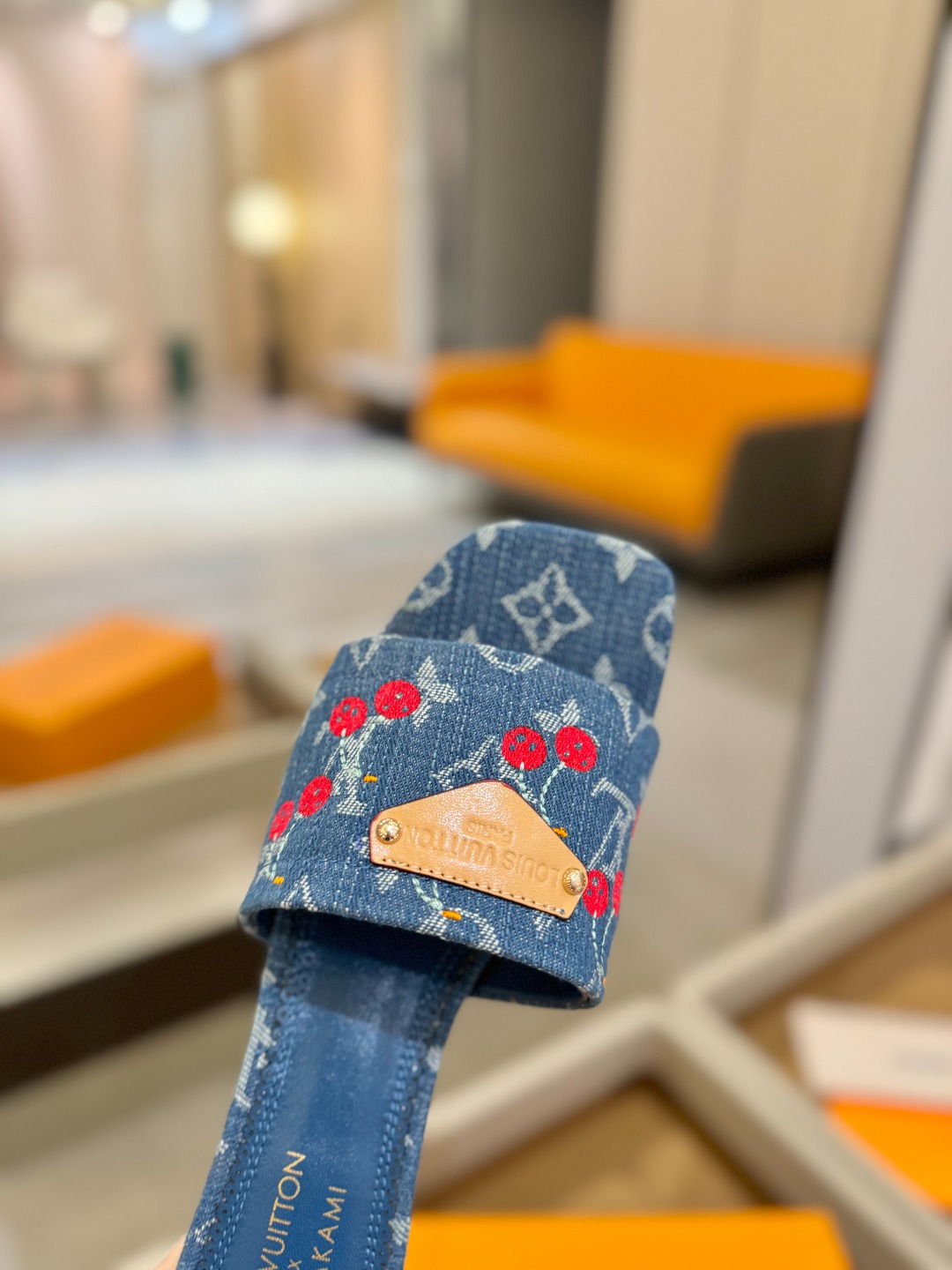 Louis Vuitton 2025 款官网系列！完美楦型、新元素樱桃电绣装饰更显优雅气质、上脚舒适好看