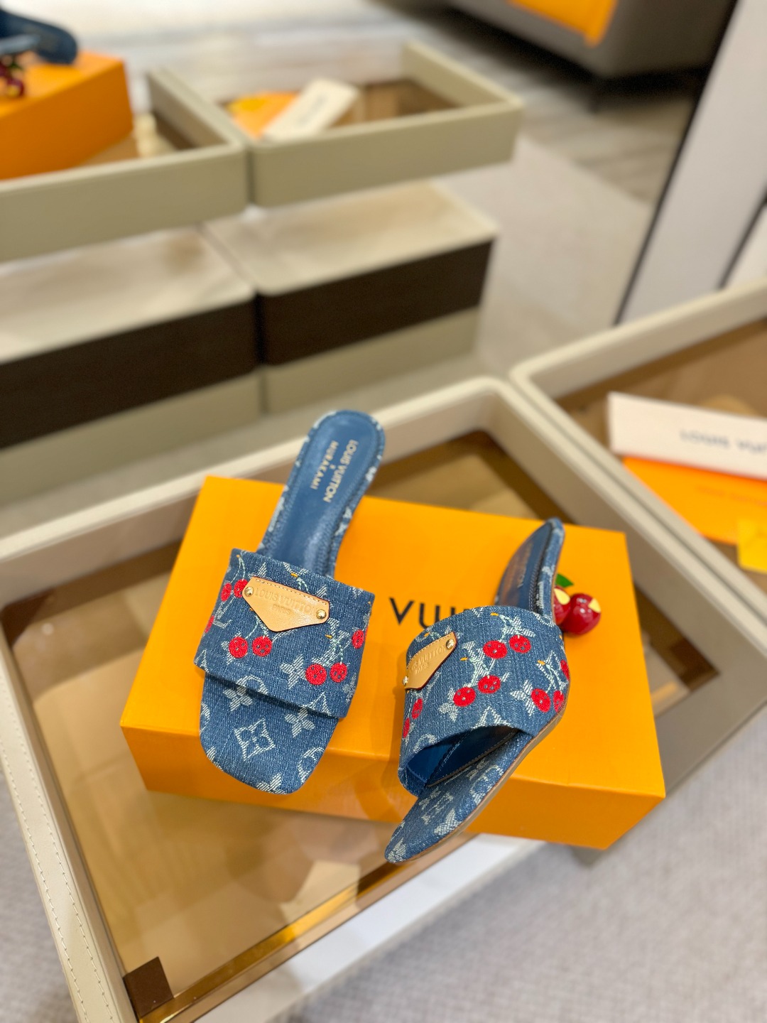 Louis Vuitton 2025 款官网系列！完美楦型、新元素樱桃电绣装饰更显优雅气质、上脚舒适好看