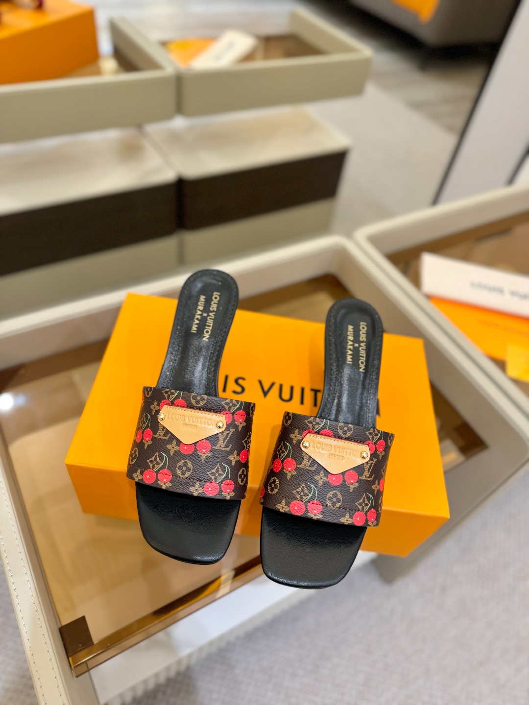 Louis Vuitton 2025 款官网系列！完美楦型、新元素樱桃电绣装饰更显优雅气质、上脚舒适好看