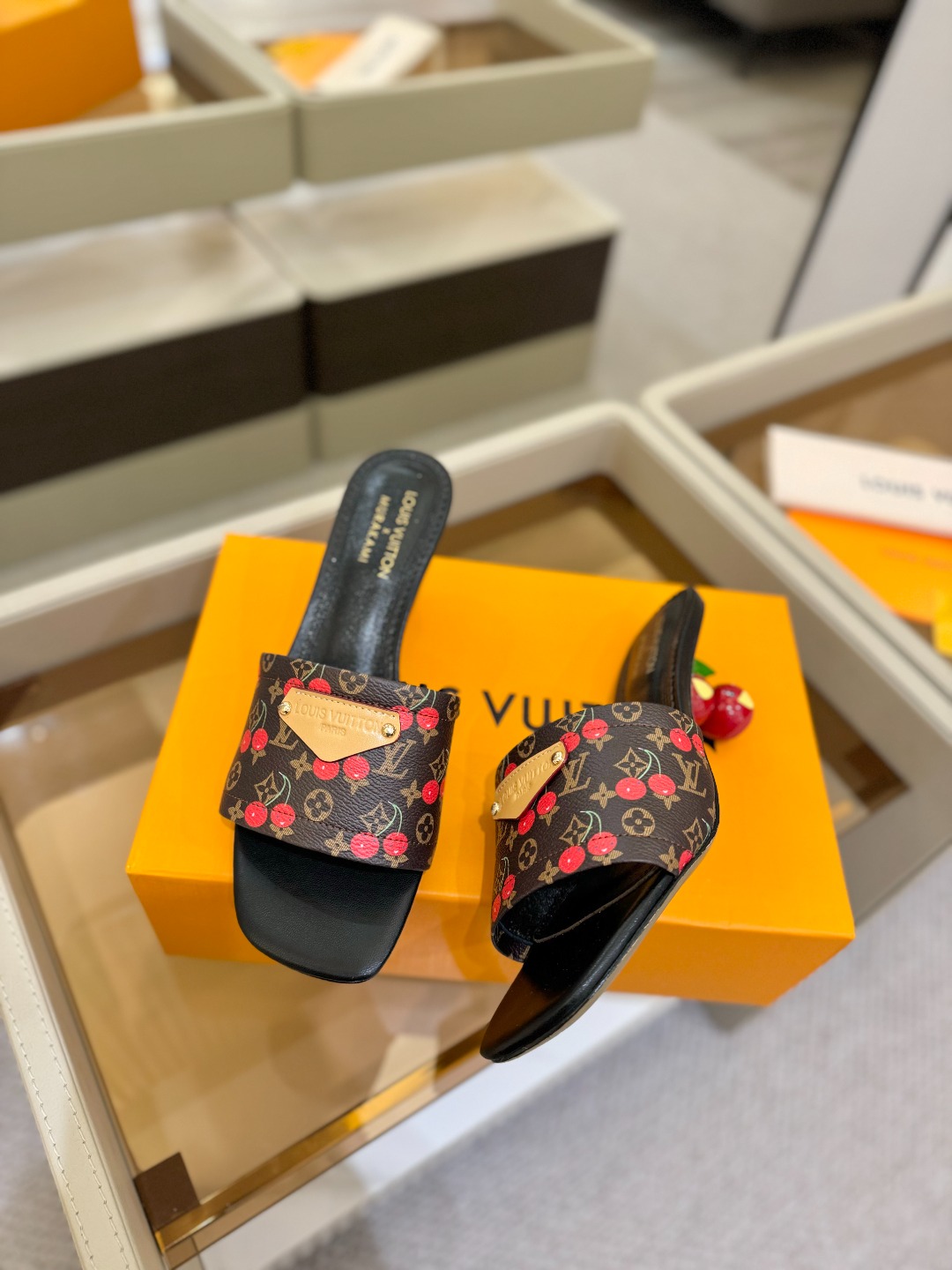 Louis Vuitton 2025 款官网系列！完美楦型、新元素樱桃电绣装饰更显优雅气质、上脚舒适好看