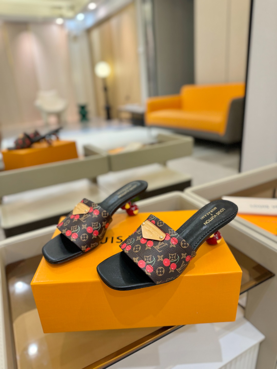 Louis Vuitton 2025 款官网系列！完美楦型、新元素樱桃电绣装饰更显优雅气质、上脚舒适好看