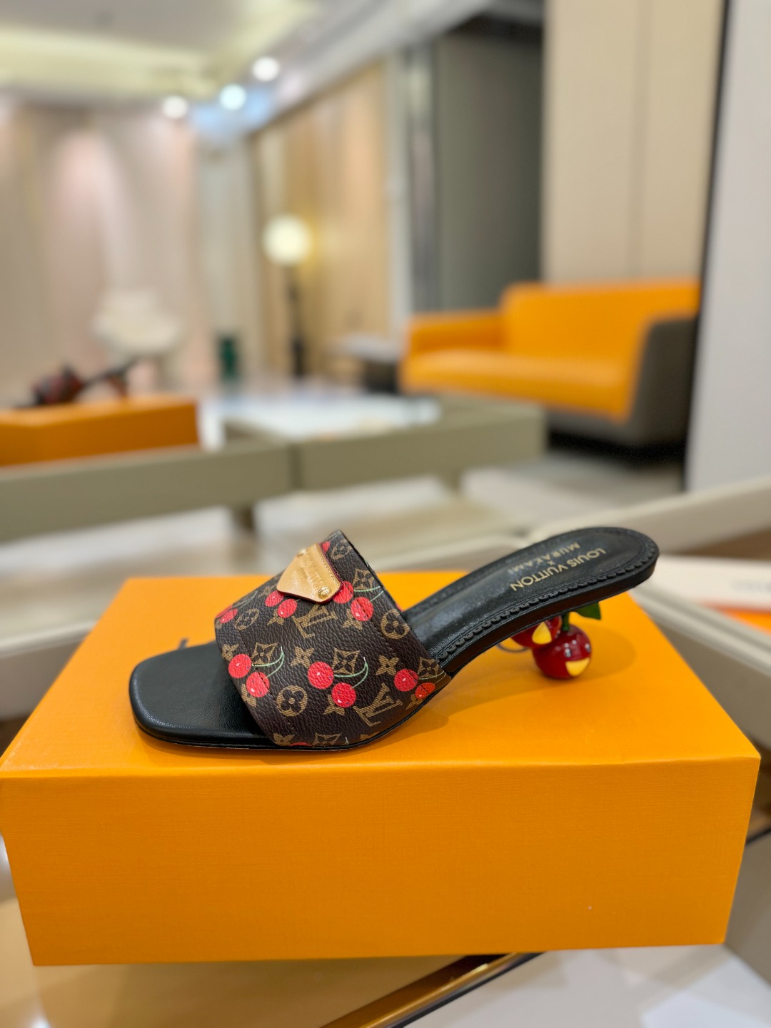 Louis Vuitton 2025 款官网系列！完美楦型、新元素樱桃电绣装饰更显优雅气质、上脚舒适好看