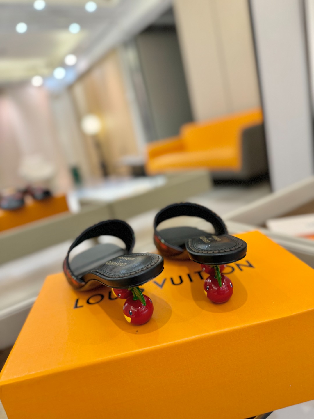 Louis Vuitton 2025 款官网系列！完美楦型、新元素樱桃电绣装饰更显优雅气质、上脚舒适好看