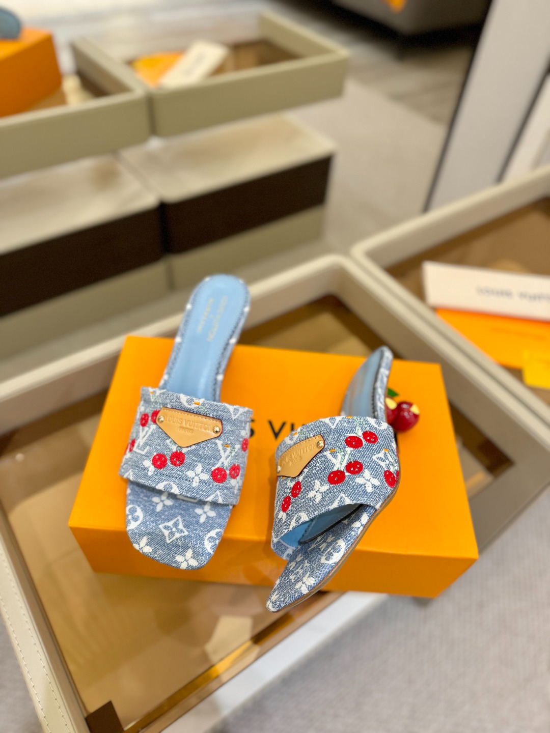 Louis Vuitton 2025 款官网系列！完美楦型、新元素樱桃电绣装饰更显优雅气质、上脚舒适好看