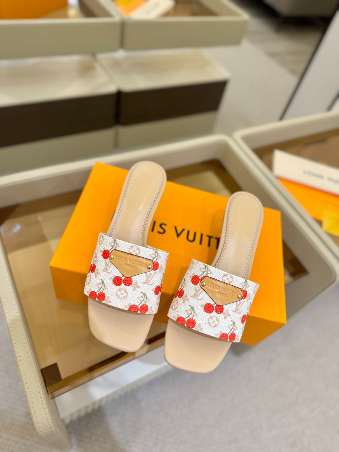 Louis Vuitton 2025 款官网系列！完美楦型、新元素樱桃电绣装饰更显优雅气质、上脚舒适好看