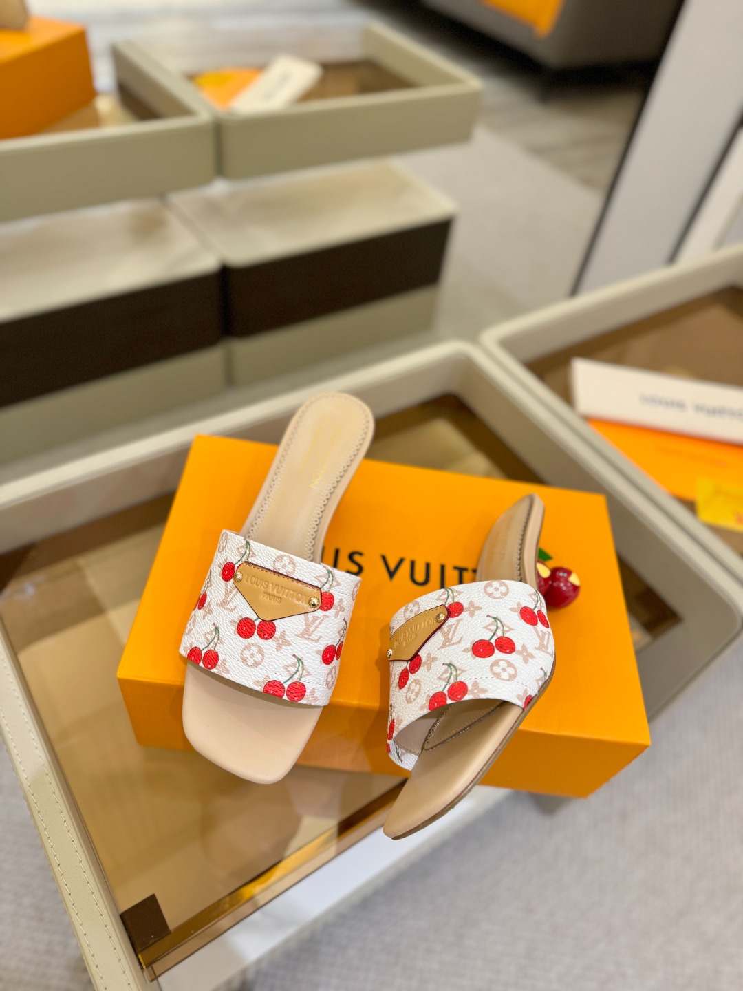 Louis Vuitton 2025 款官网系列！完美楦型、新元素樱桃电绣装饰更显优雅气质、上脚舒适好看